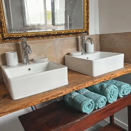 La Demeure Des Poetes Les Cabannes